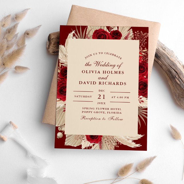 Burgund Tropische Rose Hochzeit Einladung (Burgundy Tropical Roses Wedding Invitation on a table surrounded with pampas grass.)