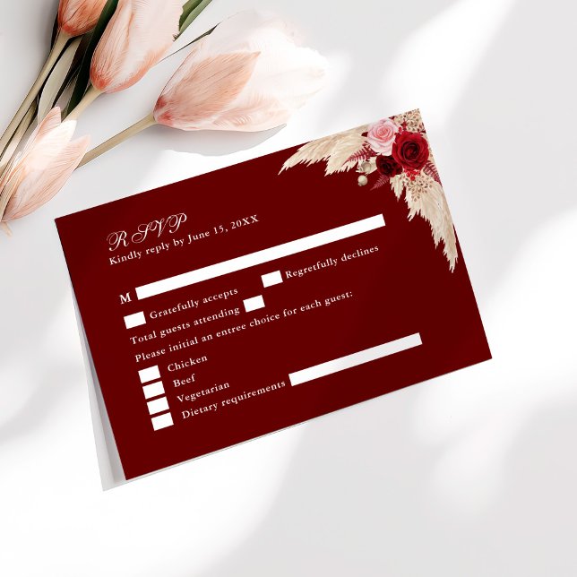 Burgund Tropische Rose Hochzeit-RSVP-Karte Dankeskarte (Burgundy Tropical Roses Wedding RSVP Card on a sunny table with pale pink flowers.)