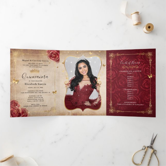 Burgund und Gold Rose Elegantes Foto Quinceanera Dreifach Gefaltete Einladung (Innenseite)