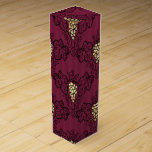 Burgund und Gold Vintage Traubenmuster Weinbox<br><div class="desc">Burgunder Rot und Gold Paris themed Vintage Muster Weinkiste.</div>