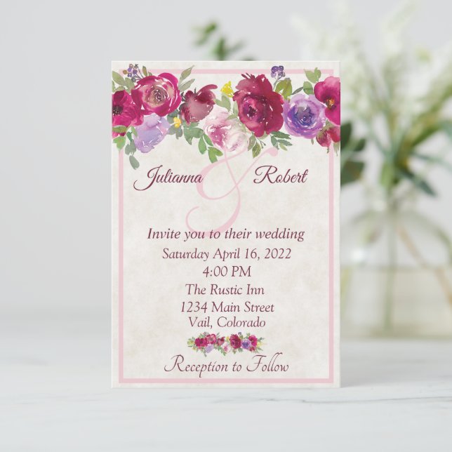 Burgund und lila Blumenbudget Hochzeitseinladung Einladung (Stehend Vorderseite)