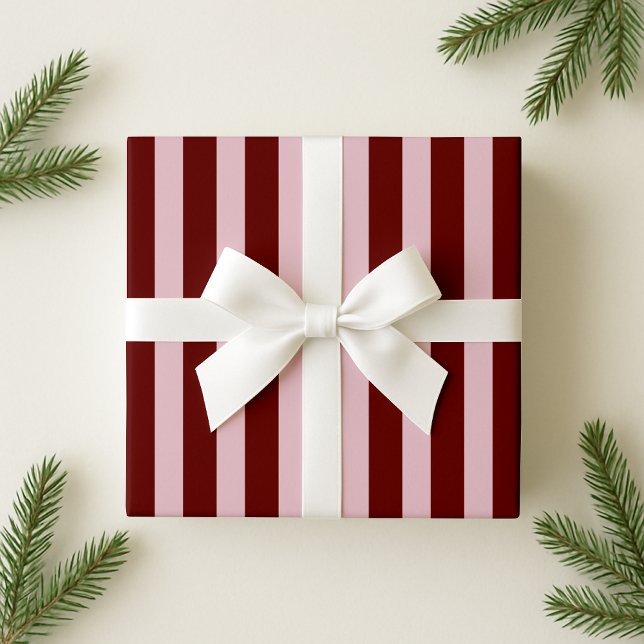 Burgund und rosa feiner Strip Holiday Wrapping Pap Geschenkpapier (Von Creator hochgeladen)