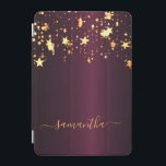 Burgunder Goldsterne nennen glamourös iPad Mini Hülle<br><div class="desc">Ein dunkelbordeauxfarbenes Imitat mit metallischem Hintergrund und tropfenden Imitaten mit goldenen Sternen. Personalisieren und einen Namen hinzufügen. Der Name ist mit einem goldenen,  modernen handgeschriebenen Stift geschrieben,  mit Swashes. Um die Swashes behalten,  löschen Sie nur den Beispielnamen,  verließ die Leerzeichen oder Emoji's vor und nach dem Namen</div>