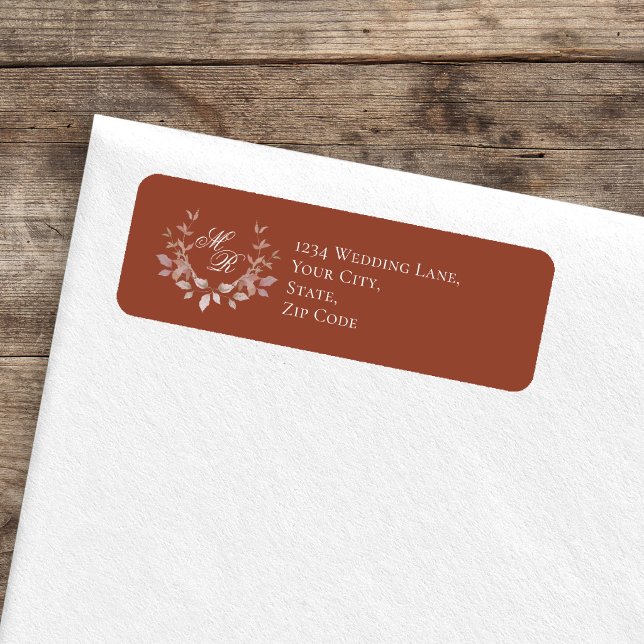 Burgunder Hochzeitsmonogramm Schrift Blumen  (Burgundy monogram return address label on white envelope, rustic wood background)