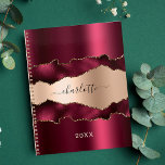 Burgunder Rose Goldbarren Marmorname 2025 Planer<br><div class="desc">Burgund,  Rose Gold Metall und Age,  Marmor Stein Druck als Hintergrund. Personalisieren Sie Ihren Namen und fügen Sie ihn hinzu. Der Name ist mit einem modernen handgeschriebenen Stilskript geschrieben.</div>