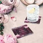 Burgunder Silberflorchen Geburtstag Rechteckiger Pappuntersetzer<br><div class="desc">Burgunder Hintergrund mit bordeauxroten und rot-rosa Blumen,  Blume,  Imitate silbernen Glitzer,  Glitzern. Personalisieren Sie Ihren Namen und das Datum.</div>