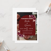 Burgunderrote elegante moderne Hochzeit mit Blumen