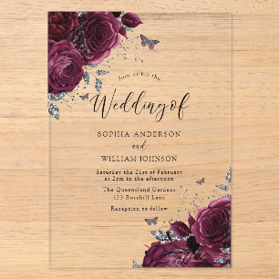 Burgunderrote Rosen mit eleganter Silberhochzeit Acryleinladungen