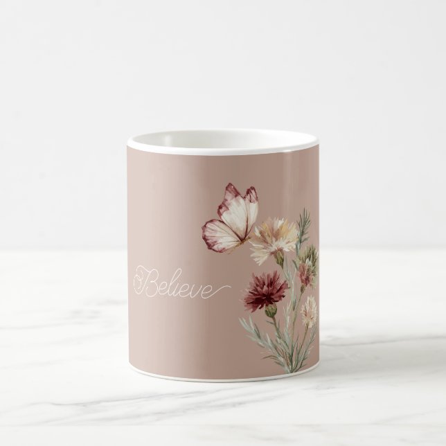 Burgunderweiße Schmetterlingsblumen Kaffeetasse (Mittel)