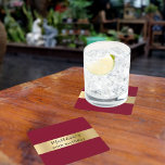 Burgundi Gold Namensskript Geburtstag Rechteckiger Pappuntersetzer<br><div class="desc">Ein klassischer bordeauxfarbener Hintergrund,  mit einem vergoldeten Band aus Imitaten dekoriert. Diese Untersetzer sind perfekt für erwachsene Party geeignet und können mit einem Namen und Alter personalisiert werden,  sodass sie sowohl funktionell als auch dekorativ sind. Schützen Sie Ihre Oberflächen und beeindrucken Sie Ihre Gäste mit diesem kühnen,  personalisierten Party-Accessoire.</div>
