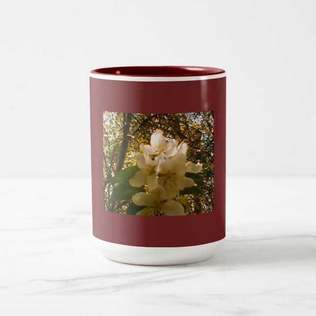 Burgundy Apple Blossom Design Zweifarbige Tasse (Mittel)