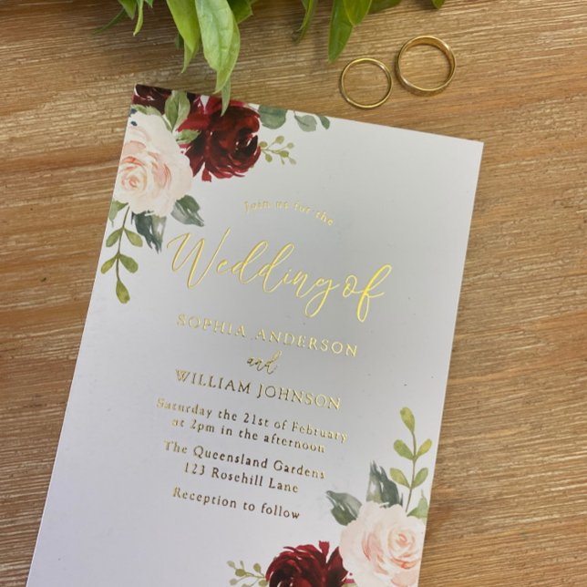 Burgundy & Blush Bloral Gold Foil Text Wedding Folieneinladung (Von Creator hochgeladen)