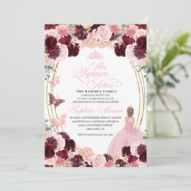 Burgundy Blush Pink Floral Quinceanera Geburtstag Einladung (Stehend Vorderseite)