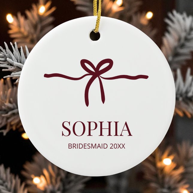 Burgundy Bow Bridesmaid Modernes Minimales Jahr Keramik Ornament (Burgundy Bow Bridesmaid Modern Minimal Name Year Ceramic Ornament)