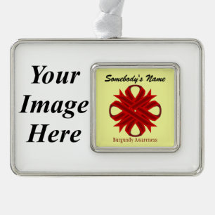 Burgundy Clover Ribbon Tmpl(H-I) von Kenneth Yonci Rahmen-Ornament Silber