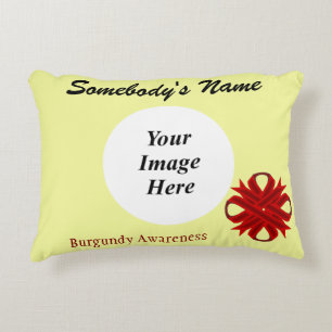 Burgundy Clover Ribbon Tmpl von Kenneth Yoncich Dekokissen