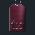 Burgundy Cranberry Modern Wedding Vielen Dank Geschenkanhänger<br><div class="desc">Lila Burgund Cranberry Moderne und Elegante Hochzeit Vielen Dank für Ihre Gabe Tags. Diese Marsala Maroon Gastgeschenk Hochzeit Gift Tags können angepasst werden, um Ihren Namen und Hochzeitsdatum. Die Geschenketiketten aus gebürstetem Metall sind Teil der Burgundy Wedding Collection. Wenn Sie passende Artikel wünschen, wenden Sie sich bitte an den Designer....</div>