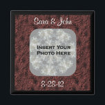 Burgundy Daisies Foto Wedding Magnet<br><div class="desc">Eleganter strukturierter Effekt Bordeaux bläst Blumengestalter Save the Date Hochzeitsankündigung für Kühlschrank Magnet. Bereit für Ihr besonderes Foto. Füllen Sie Ihre Informationen in der Vorlage aus. Ändern Sie Text- und Schriftart-Größe, Stil und Farbe, indem Sie auf Anpassen klicken. Fügen Sie Ihr Foto hinzu, indem Sie auf Ändern klicken und Ihr...</div>