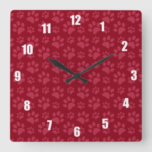 Burgundy dog paw print pattern quadratische wanduhr