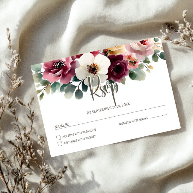 Burgundy Floral Wedding RSVP Karte (Von Creator hochgeladen)