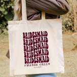 Burgundy Fun Retro Boho Personalisiert Bachelorett Tragetasche<br><div class="desc">Suchen Sie die perfekte personalisierte Totentasche für Ihren Junggeselinnen-Abschied? Sehen Sie nicht weiter als diese burgundy Spaß Retro boho personalisierte Bachelorette Tote Tasche! Diese Tasche ist perfekt, um alle Ihre Notwendigkeiten an Ihrem großen Tag zu tragen. Außerdem ist es das perfekte Geschenk für Ihre Brautmädchen - wer würde nicht eine...</div>