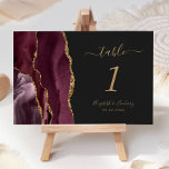 Burgundy Gold Agate Dark Wedding Tischnummer<br><div class="desc">Der links Rand dieser modernen Hochzeitskarte mit einer bordeauxroten Aquarellgrenze,  die mit dem vergoldeten Glitzer der Imitate bestickt ist. Der anpassbare Text kombiniert goldfarbene Handschriften mit kursiven und kopperplate-Schriftart auf schwarzem Hintergrund.</div>