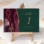 Burgundy Gold Agate Green Wedding Tischnummer<br><div class="desc">Der links Rand dieser modernen Hochzeitskarte mit einer bordeauxroten Aquarellgrenze,  die mit dem vergoldeten Glitzer der Imitate bestickt ist. Der anpassbare Text kombiniert goldfarbene Handschriften mit kursiven und kopperplate-Schriftart auf einem smaragdgrünen Hintergrund.</div>