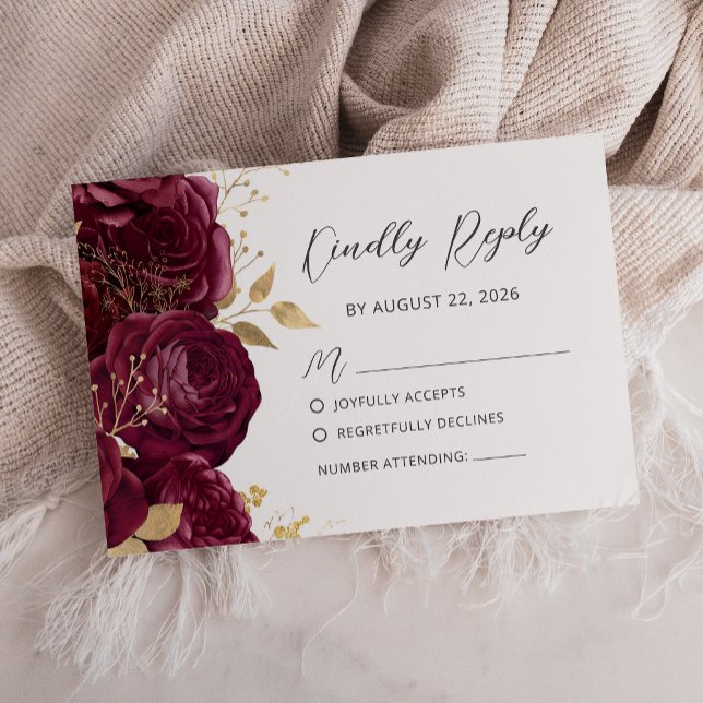 Burgundy Gold Floral Moderne Skripthochzeit RSVP Karte (Von Creator hochgeladen)