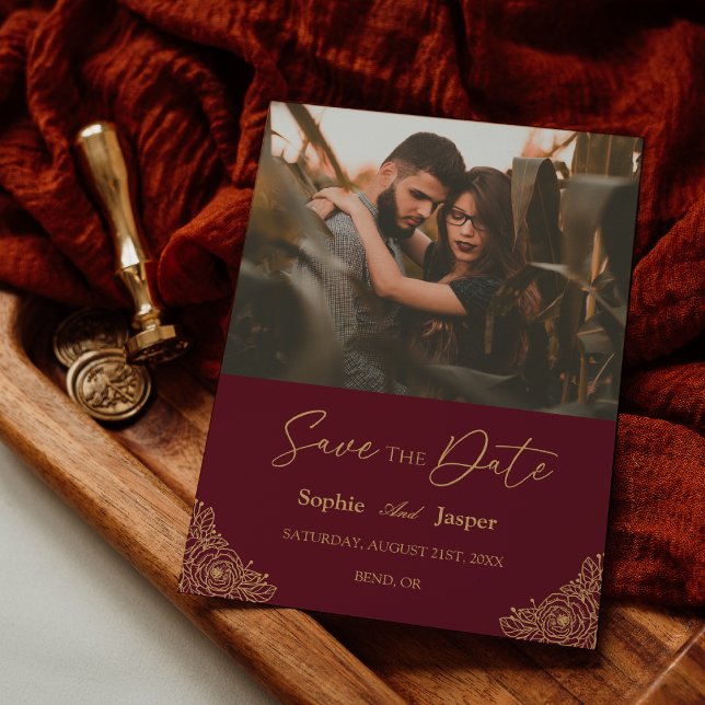 Burgundy Gold Floral Wedding Foto Save the Date (Von Creator hochgeladen)