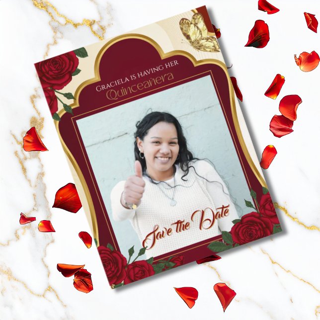 Burgundy & Gold Rose Quinceañera Save the Date Postkarte (Von Creator hochgeladen)