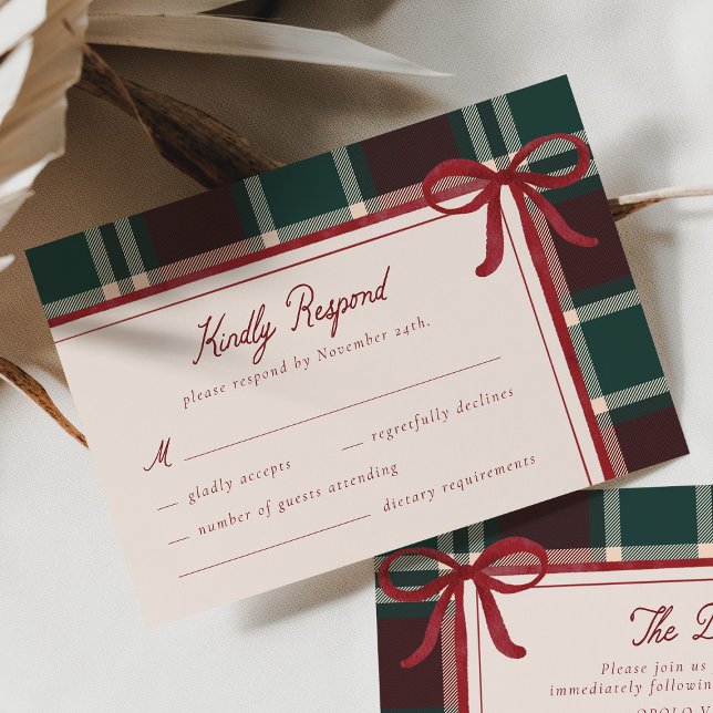 Burgundy Green Plaid Christmas Bow Wedding RSVP Karte (Von Creator hochgeladen)