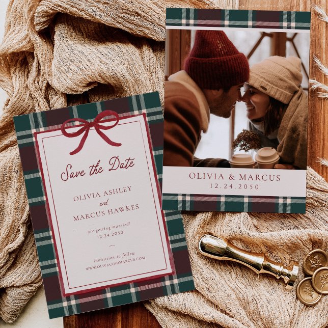 Burgundy Green Plaid Christmas Bow Wedding Save The Date (Von Creator hochgeladen)