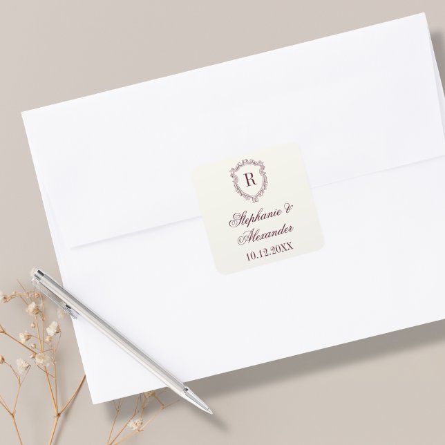Burgundy & Ivory Monogram Crest Old Money Wedding Quadratischer Aufkleber (Von Creator hochgeladen)