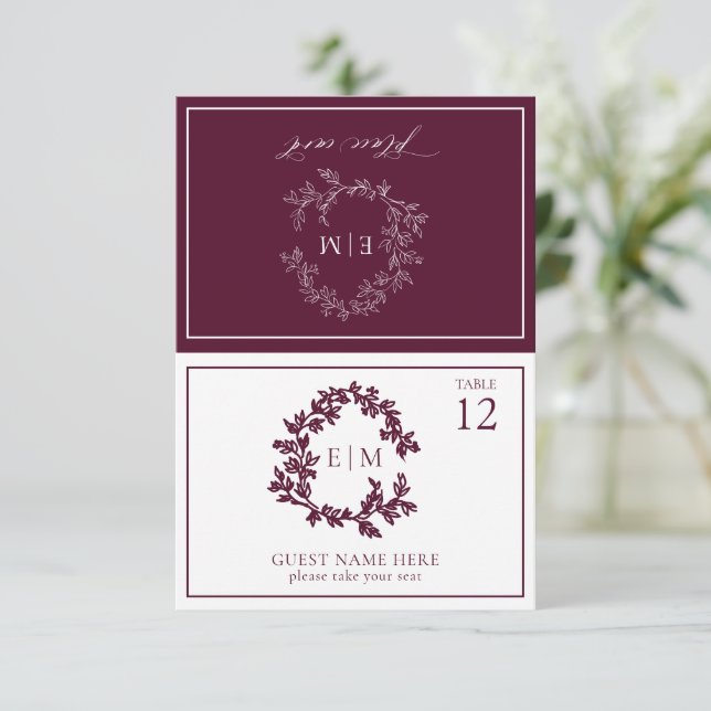 Burgundy Leafy Wappen Monogram Wedding Platzkarte RSVP Karte (Stehend Vorderseite)
