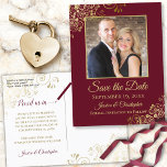 Burgundy Maroon & Gold Foto Save the Date Hochzeit Ankündigungspostkarte<br><div class="desc">Lass deinen Freunden und der Familie, dass du mit dieser einfachen, aber eleganten Postkarte für deine Hochzeit Save the Date kannst. Es zeichnet sich durch ein wunderschönes Design aus, das mit goldfarbenem Text auf bordeauxrotem, maronfarbenem oder weinrotem Hintergrund sowie mit einem glänzenden, goldfarbenen Filigree aus Blumen umrahmt ist. Die Rückseite...</div>