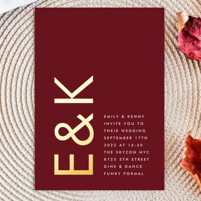 Burgundy Maroon Modern REAL GOLD Monogram Wedding Folieneinladung (Von Creator hochgeladen)