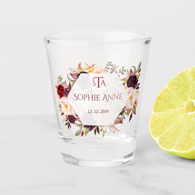 Burgundy Marsala Floral Geometric Monogram Schnapsglas (Vorderseite)