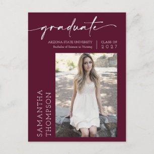Burgundy Minimal Script Sie tat es Foto Graduate Postkarte