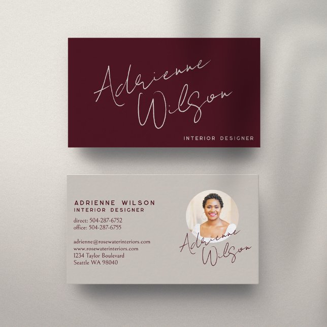 Burgundy Modern Elegant Signature Minimalist Photo Visitenkarte (Elegant Signature and Photo Business Card in Burgundy)