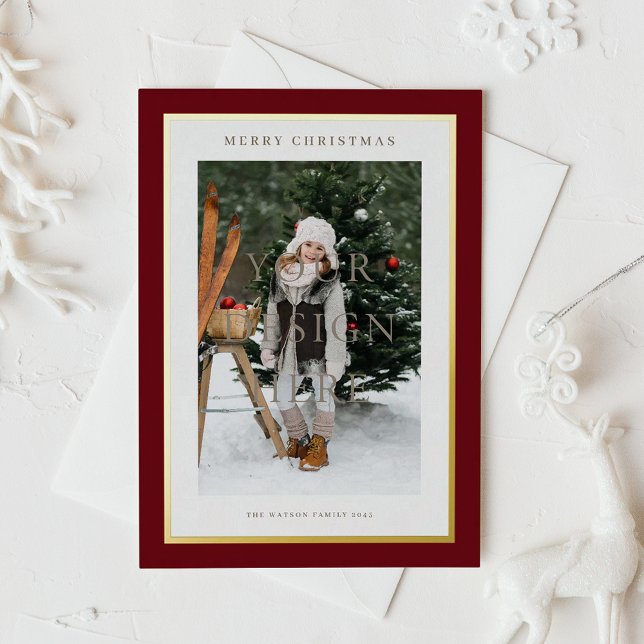 Burgundy Modern Gold Foil Frame Foto Weihnachten Folien Feiertagspostkarte (Customizable photo Christmas card featuring gold foil frame and a burgundy background,)