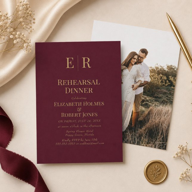 Burgundy Monogram Custom Foto Probe Dinner Einladung (Burgundy Gold Monogram Rehearsal Dinner Invitation on a table with elegant wedding decor)