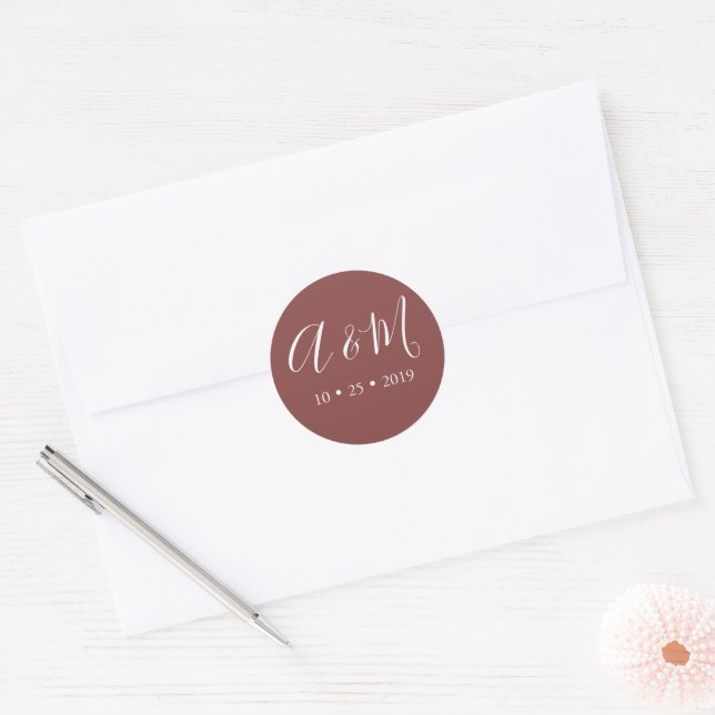 Burgundy Monogram Elegant Wedding Runder Aufkleber (Umschlag)