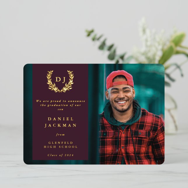 Burgundy Monogram + Laurel Abschluss Ankündigung (Stehend vorne)