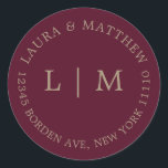 Burgundy Monogram Wedding Runder Aufkleber<br><div class="desc">Moderner und minimalistischer Hochzeitsaufkleber mit Ihren zwei ersten Monogrammen und Ihrer Adresse. Ein schlichtes Design,  das noch immer elegant und stilvoll wirkt. Diese Umschläge sind eine hervorragende Möglichkeit,  um Ihrer Hochzeitssuite eine elegante Touch hinzuzufügen.</div>