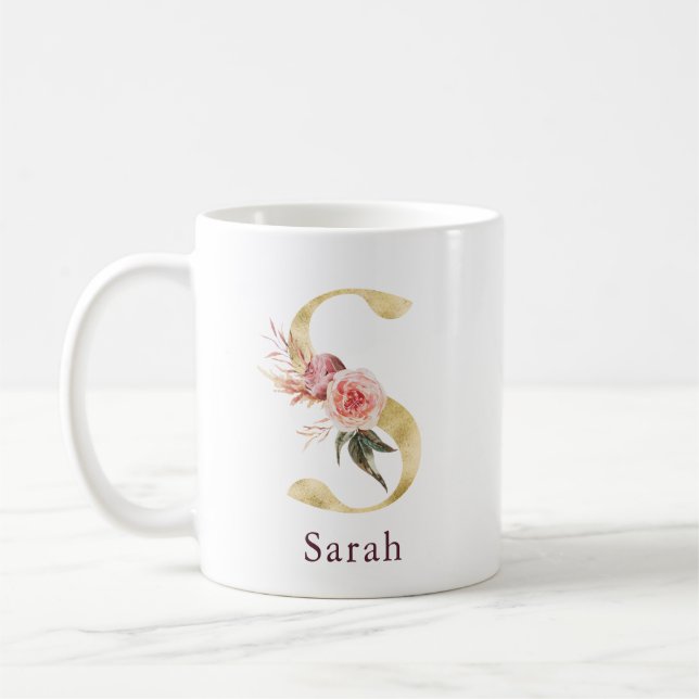 Burgundy Name und Rosa Floral Monogram Letter S Kaffeetasse (Links)