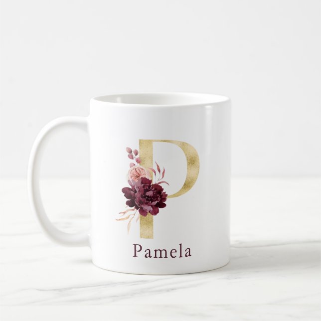 Burgundy Name und Rosa Floral Monogramm Letter P Kaffeetasse (Links)