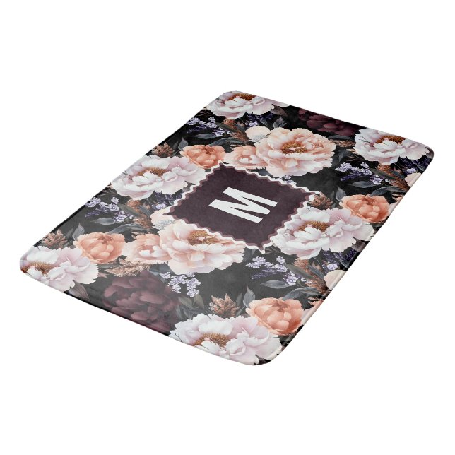 Burgundy Peonies Floral Pattern | Monogramm Badematte (Schrägansicht)