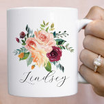 Burgundy Pink Floral Bouquet Script Name Kaffeetasse<br><div class="desc">Die Coffee Tasse ist eine stilvolle,  moderne Schriftschrift mit rotem Blumenstrauß und hübschen Blume im Herbst,  darunter Rose,  Dahlien,  Blume und Grünpflanzen,  in einer herrlichen Herbstpalette aus bordeauxrot,  goldgelb,  pfirsichfarben,  rot-rot und grün. Personalisieren Sie mit einem Vornamen - macht eine großartige Brautjungfrau Geschenk!</div>