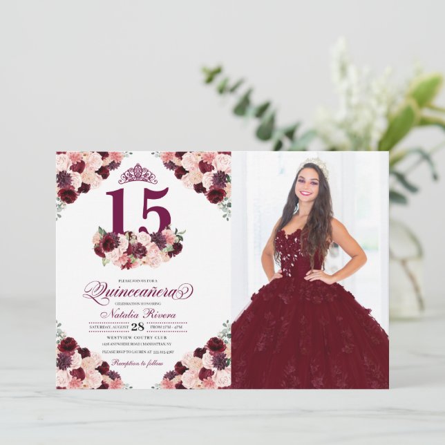Burgundy Pink Floral Quinceanera Birthday Foto Einladung (Stehend Vorderseite)