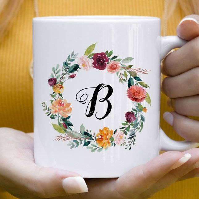 Burgundy Pink Floral Wreath Script Initial Kaffeetasse (Von Creator hochgeladen)